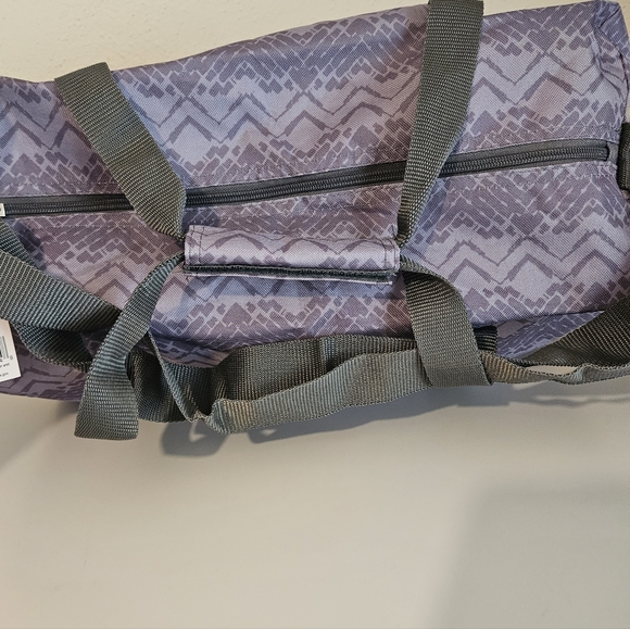 Stylish Gray Patterned Duffle Bag - Picture 4 of 8